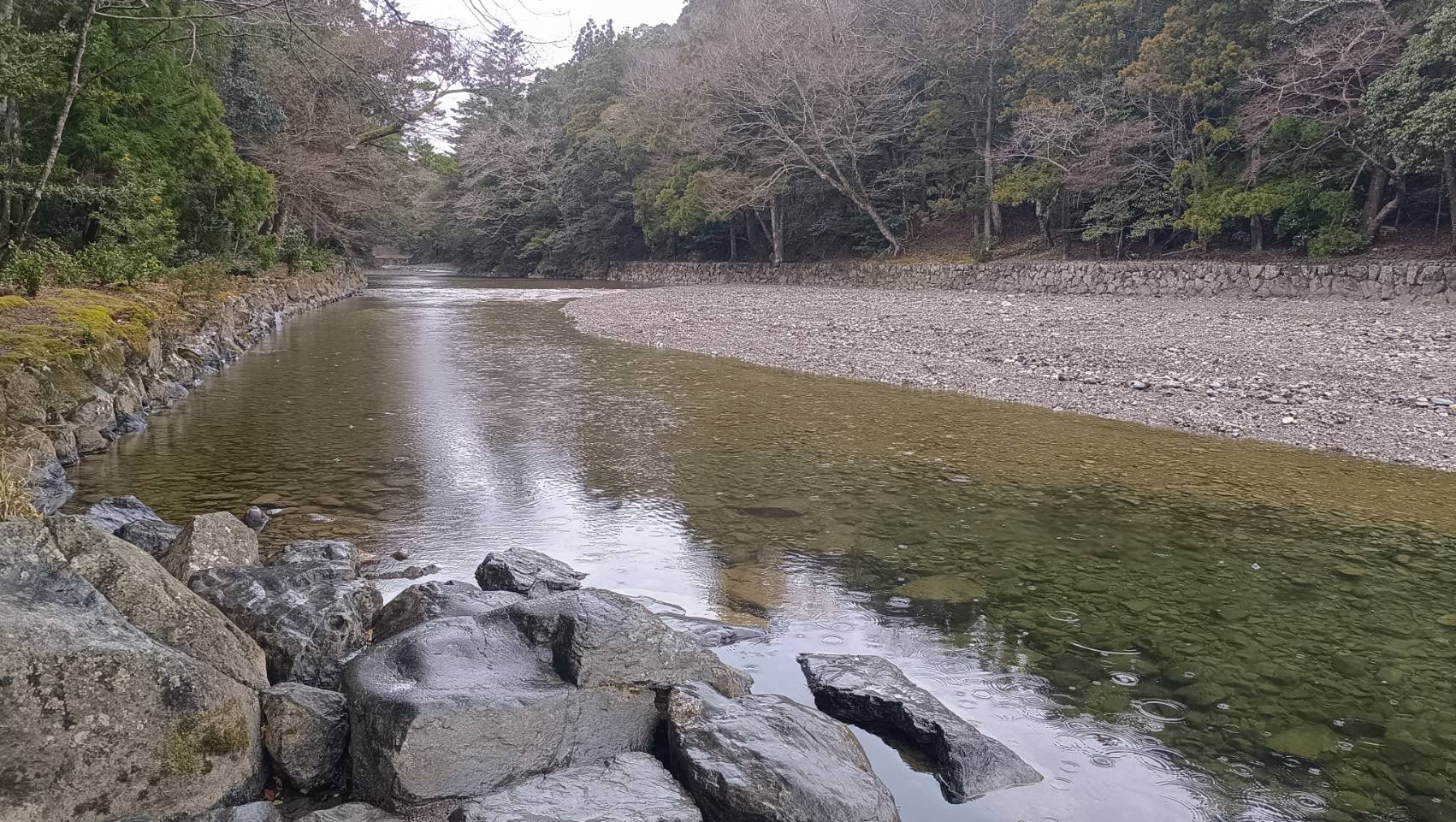 森に囲まれた清流、水の流れを読む風水のイメージ