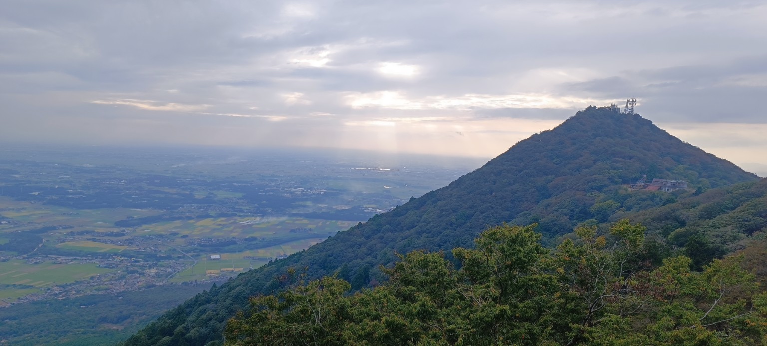 山並みと平野を望む風景、巒頭（地形）を読む風水の視点